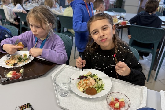 Když zdraví chutná: salát s pečenou rybou a domácí luštěninovou houstičkou Když zdraví chutná: salát s pečenou rybou a domácí luštěninovou houstičkou 1