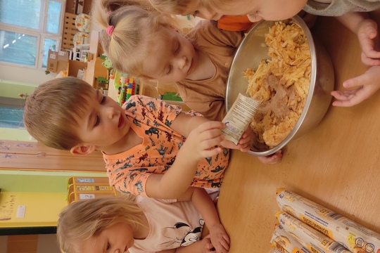 Pečeme hravě a zdravě-naši nejmenší Pečeme hravě a zdravě-naši nejmenší 1