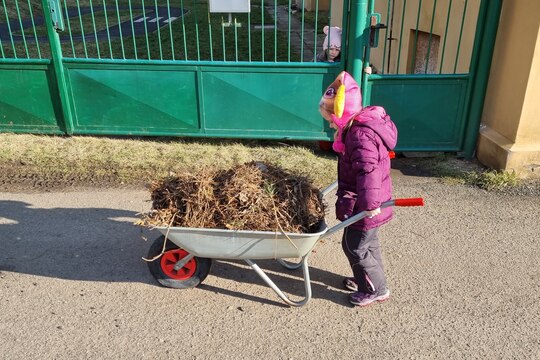 Ježečci - práce na zahradě 1