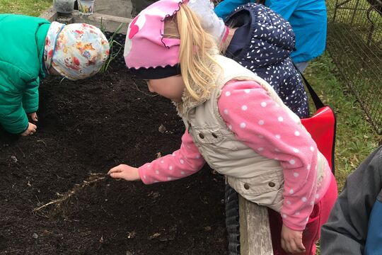 Jarní příprava školní zahrady  1