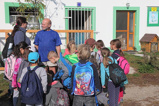 Děti na králičí farmě Kočárových v Ratibořicích 1