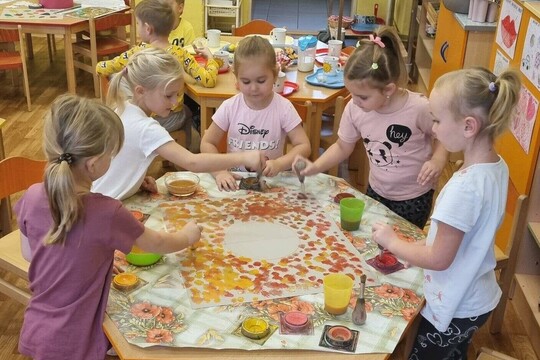 MŠ Sluníčko Krupka - Poznáváme podzimní přírodu se skřítkem Lesníčkem a vílou Lesněnkou 1