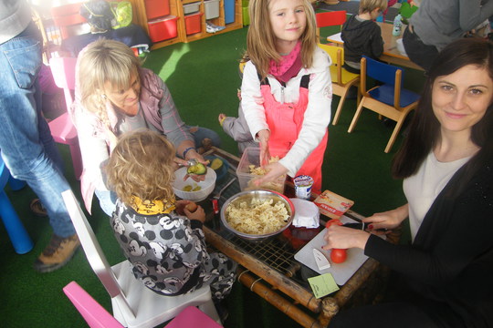 Zdravé odpolední vaření ve Veverkách (LMŠ) s rodiči - Zdravá pomazánka s žitným chlebíkem a zeleninovým salátem 1