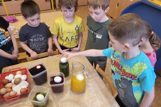 Jak jsme barvili vajíčka - Sluníčka 1