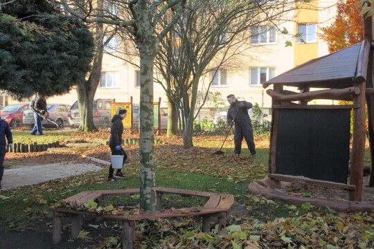 Úklid školní zahrady 1