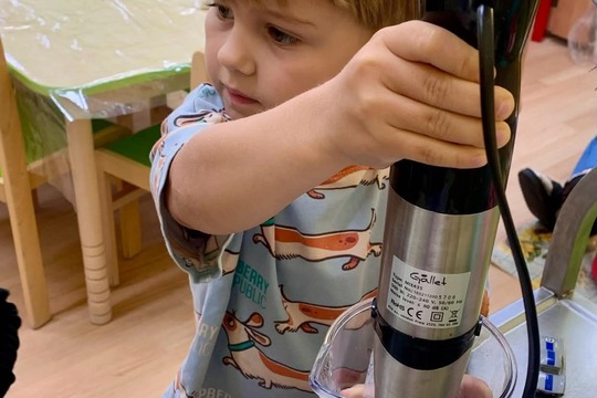 Dnes jsme si s dětmi připravili lahodný banánový koktejl! Dnes jsme si s dětmi připravili lahodný banánový koktejl! 1