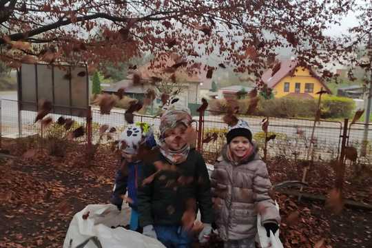 Úklid školní zahrady - hrabání listí 1