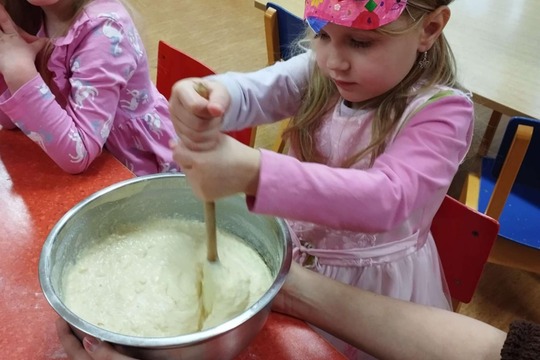 Pečení masopustních koblížků u Včeliček 1