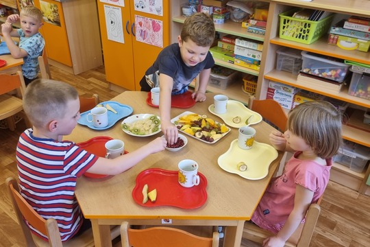 Ježečci a Medvídci z MŠ Soběchleby - ovocný talíř k odpolední svačince 1