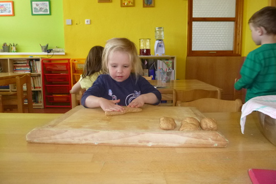 Pekař peče housky.... 1