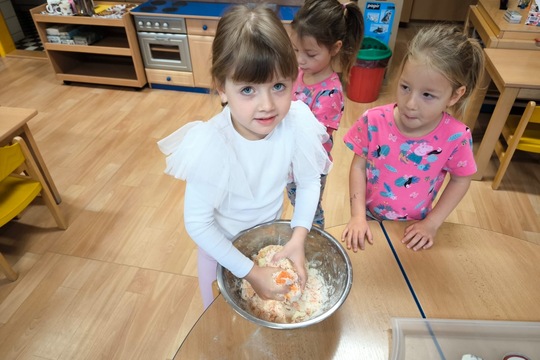 Sklízení mrkve a pečení mrkvových rohlíčků 1