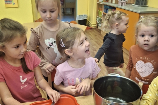 MŠ Soběchleby odšťavňuje jablíčka 1