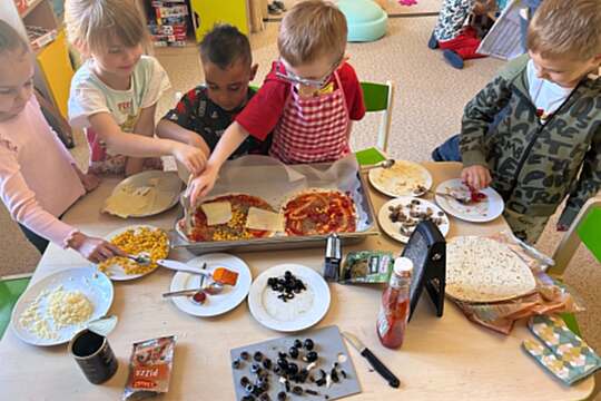 Včeličky připravovaly pizzu Včeličky připravovaly pizzu 1
