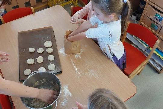 Příprava perníčků a žitných placek 1