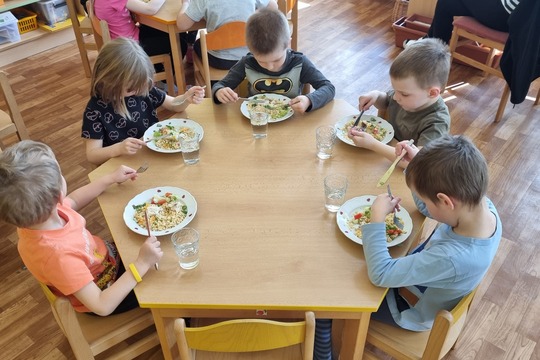 Ježečci - Pečená treska s burgurem a ředkvičkou, zeleninový salát a voda 1