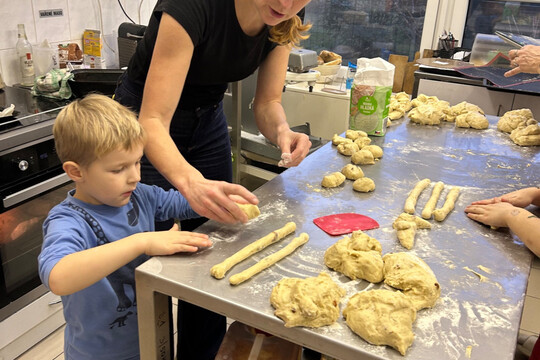 Vánoční pečení vánoček s rodiči Vánoční pečení vánoček s rodiči 1