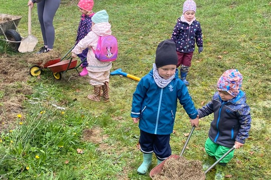 Děti z MŠ ukončily zahradnickou sezonu  1