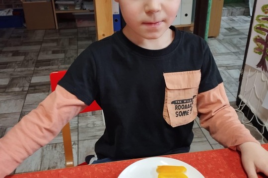 Klíčící sklenice a koflíky s bylinkami ve třídách školky 1