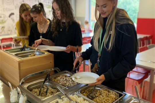 Bufetový výdej ve školní jídelně Magic Hill: Méně odpadu, více radosti 1