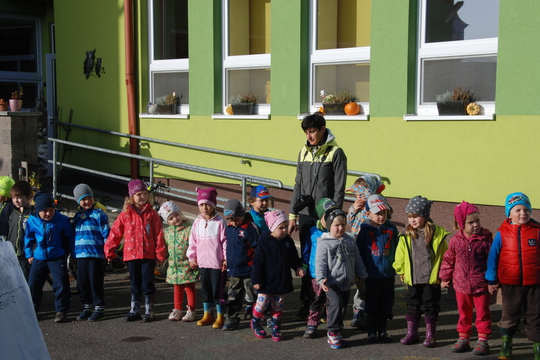 Babičky a dědečkové pomohli zazimovat zahradu naší školičky 1