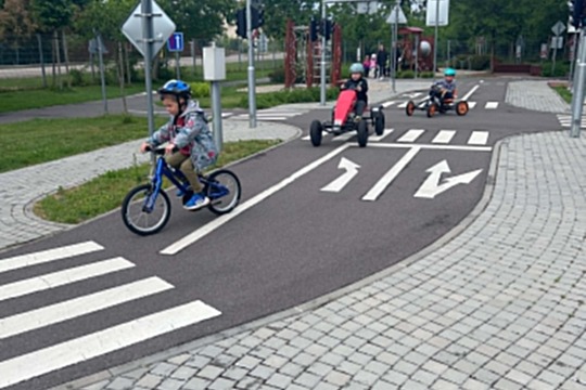 Včeličky dnes navštívily cyklohřiště v Hodonicích Včeličky dnes navštívily cyklohřiště v Hodonicích 1