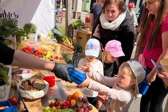 Slavnostní otevírání "Jedlé školní zahrady" Slavnostní otevírání "Jedlé školní zahrady" 1