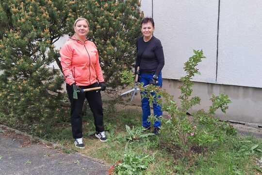Brigáda na školní zahradě s rodiči a prarodiči dětí Brigáda na školní zahradě s rodiči a prarodiči dětí 1