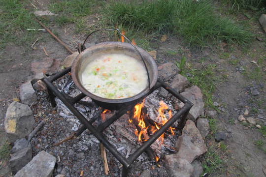 Vaření polévky a pečení placek na ohni 1