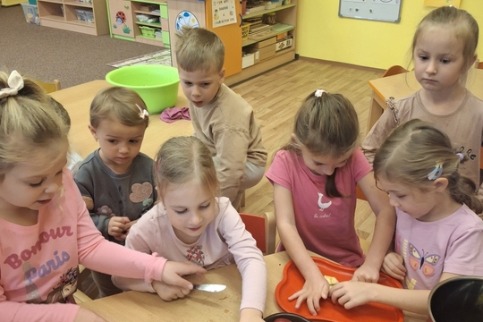 MŠ Soběchleby odšťavňuje jablíčka 1