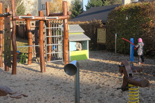 Úklid školní zahrady 1