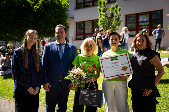 Mateřská škola Vojanova v Ústí nad Labem slavnostně otevřela jedlou školní zahradu Mateřská škola Vojanova v Ústí nad Labem slavnostně otevřela jedlou školní zahradu 1