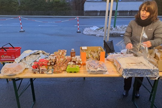 Rozsvícení vánočního stromečku s farmářským a školním jarmarkem Rozsvícení vánočního stromečku s farmářským a školním jarmarkem 1