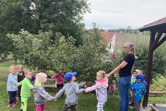 Objevení jabloně na školní zahradě - Berušky 1