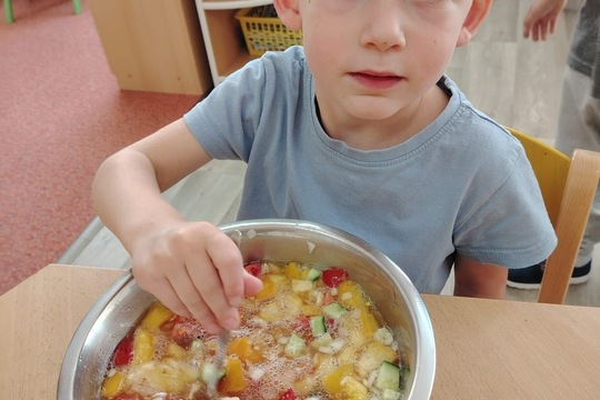 Kytičky z MŠ Kollárova - Rajčatový salát s dětmi – učení hrou i chutí 1