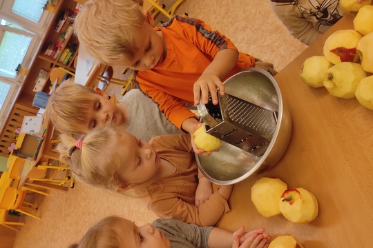 Pečeme hravě a zdravě-naši nejmenší Pečeme hravě a zdravě-naši nejmenší 1