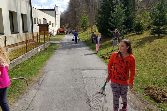 Jarní úklid kolem školy aneb udělejme svět hezčí 1