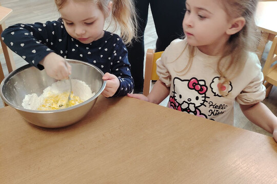 Kytičky z MŠ Kollárova - Masopustní koláčky 1