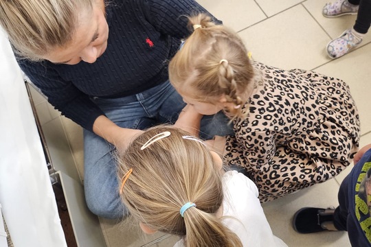 Berušky z MŠ Kollárova sází bylinky do hydroponické zahrádky 1