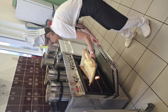 Ježečci a Medvídci z MŠ Soběchleby pečou jablečný štrůdl 1