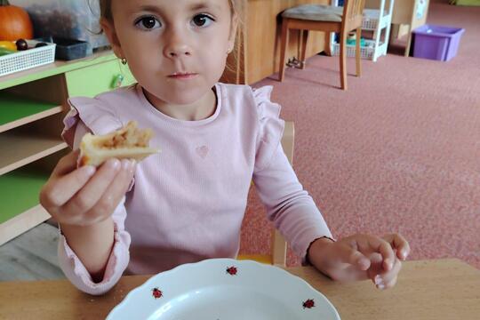 Kytičky z MŠ Kollárova - Jablečný závin 1