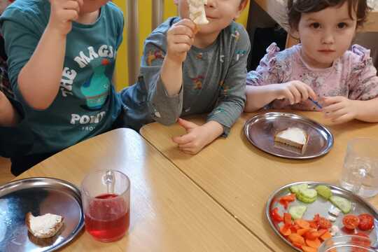 Když se děti baví jídlem 1