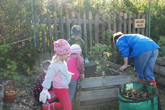 Babičky a dědečkové pomohli zazimovat zahradu naší školičky 1