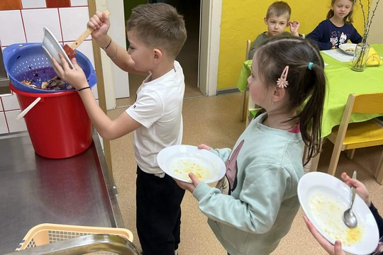 Děti v roli malých kuchařů a servírek 1