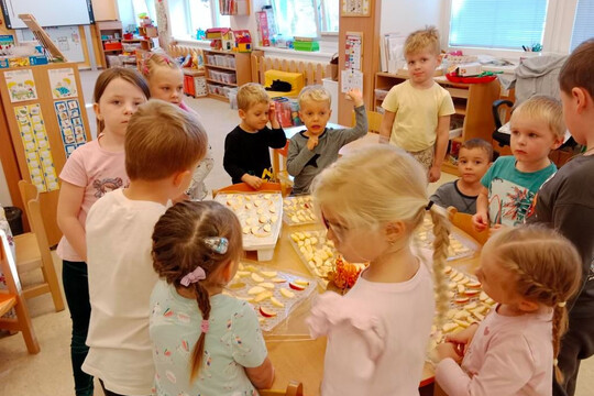 Sušení jablíček s dětmi 1