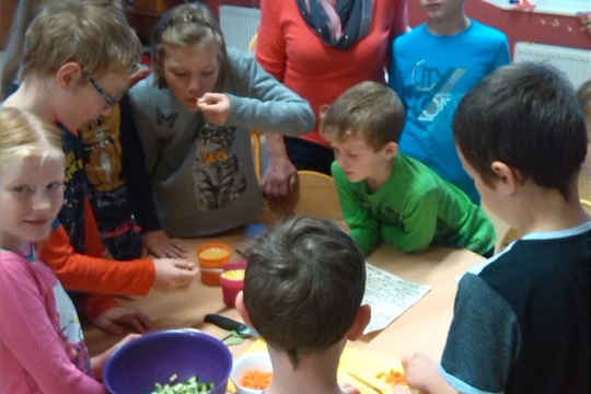 Školní družina při vyrábění ovocného a zeleninového salátu. 1