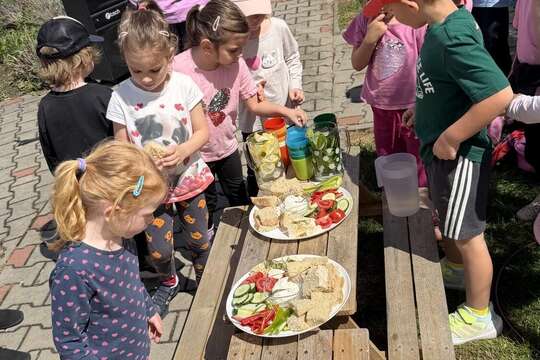 Školka v pohybu a návštěva MŠ Veltěže Školka v pohybu a návštěva MŠ Veltěže 1