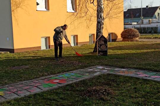 Brigáda s rodiči na školní zahradě 1