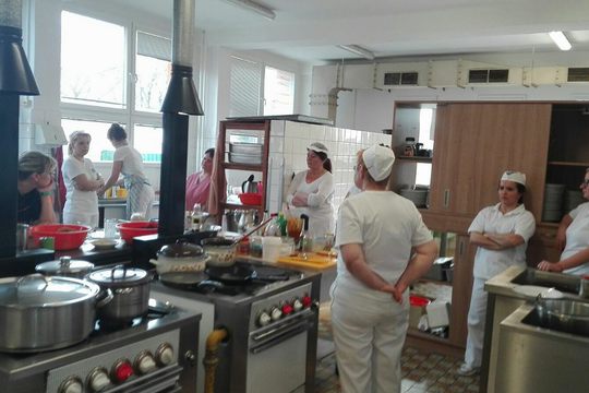 Cyklus praktických seminářů pro pracovníky školních kuchyní na Lounsku odstartoval v ZŠ Přemyslovců 1