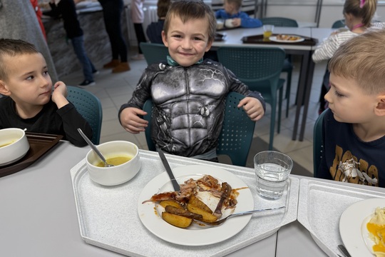 Maškarní veselí ve školní jídelně: když oběd chutná i baví Maškarní veselí ve školní jídelně: když oběd chutná i baví 1