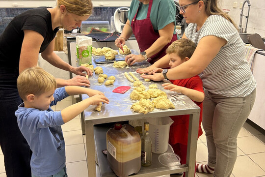 Vánoční pečení vánoček s rodiči Vánoční pečení vánoček s rodiči 1